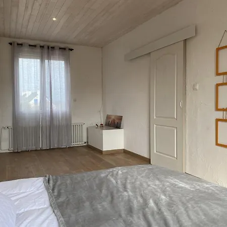 663 - Maison Individuelle Avec Un Exterieur, Situee En Plein Coeur Du Centre-ville D'erquy Villa Erquy